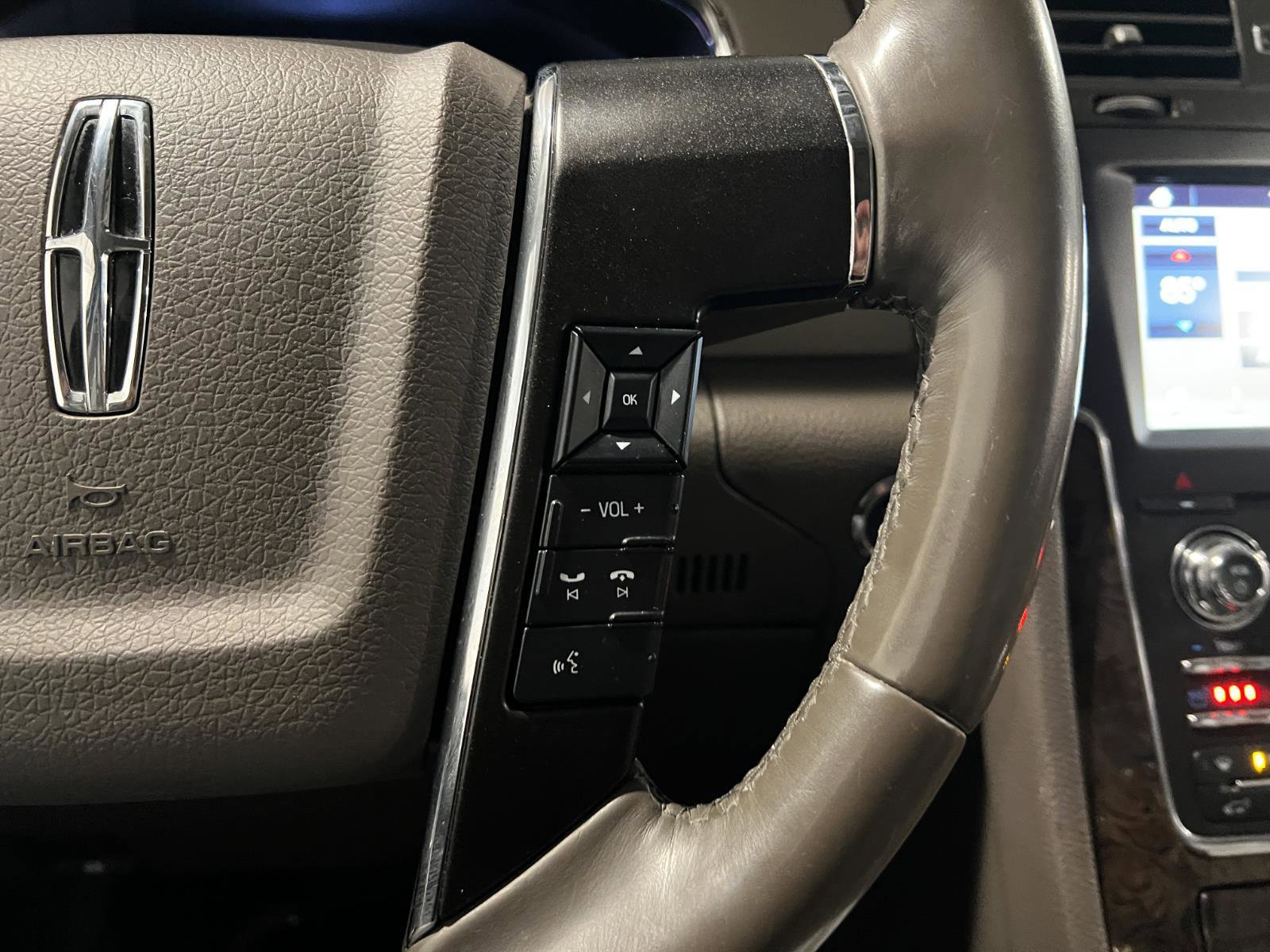 Used 2017 Lincoln Navigator Select image 12