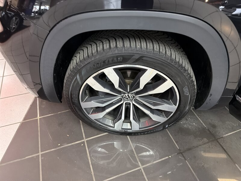Used 2020 Volkswagen Atlas Cross Sport SEL R-Line AWD/4WD image 36