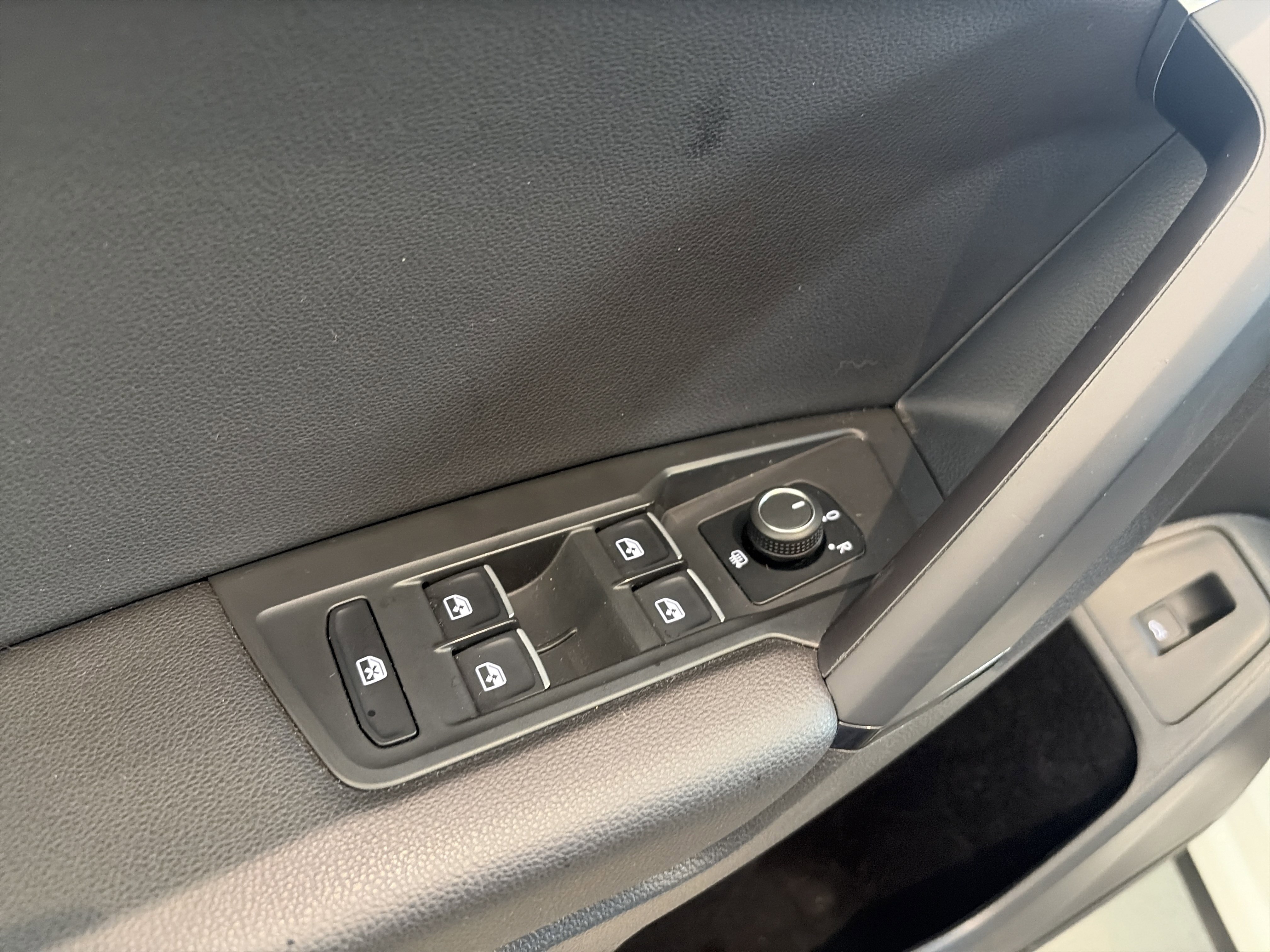 Used 2019 Volkswagen Tiguan SEL AWD/4WD image 14