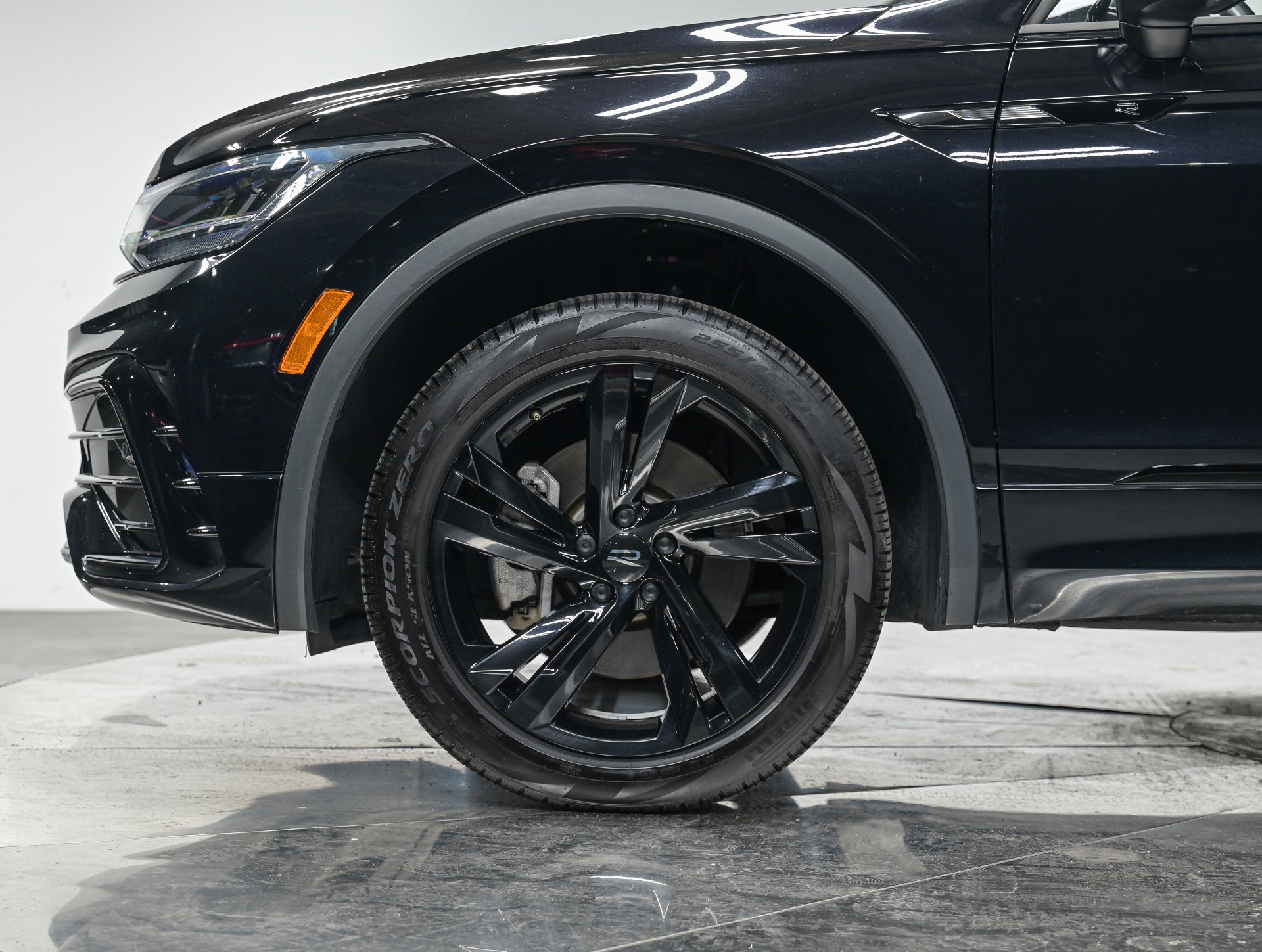 Used 2024 Volkswagen Tiguan SE R-Line AWD/4WD image 3