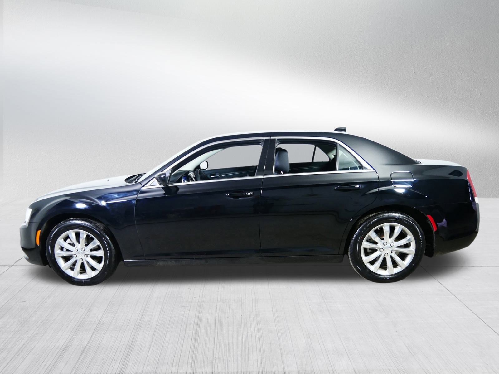 Used 2022 Chrysler 300 Touring image 4