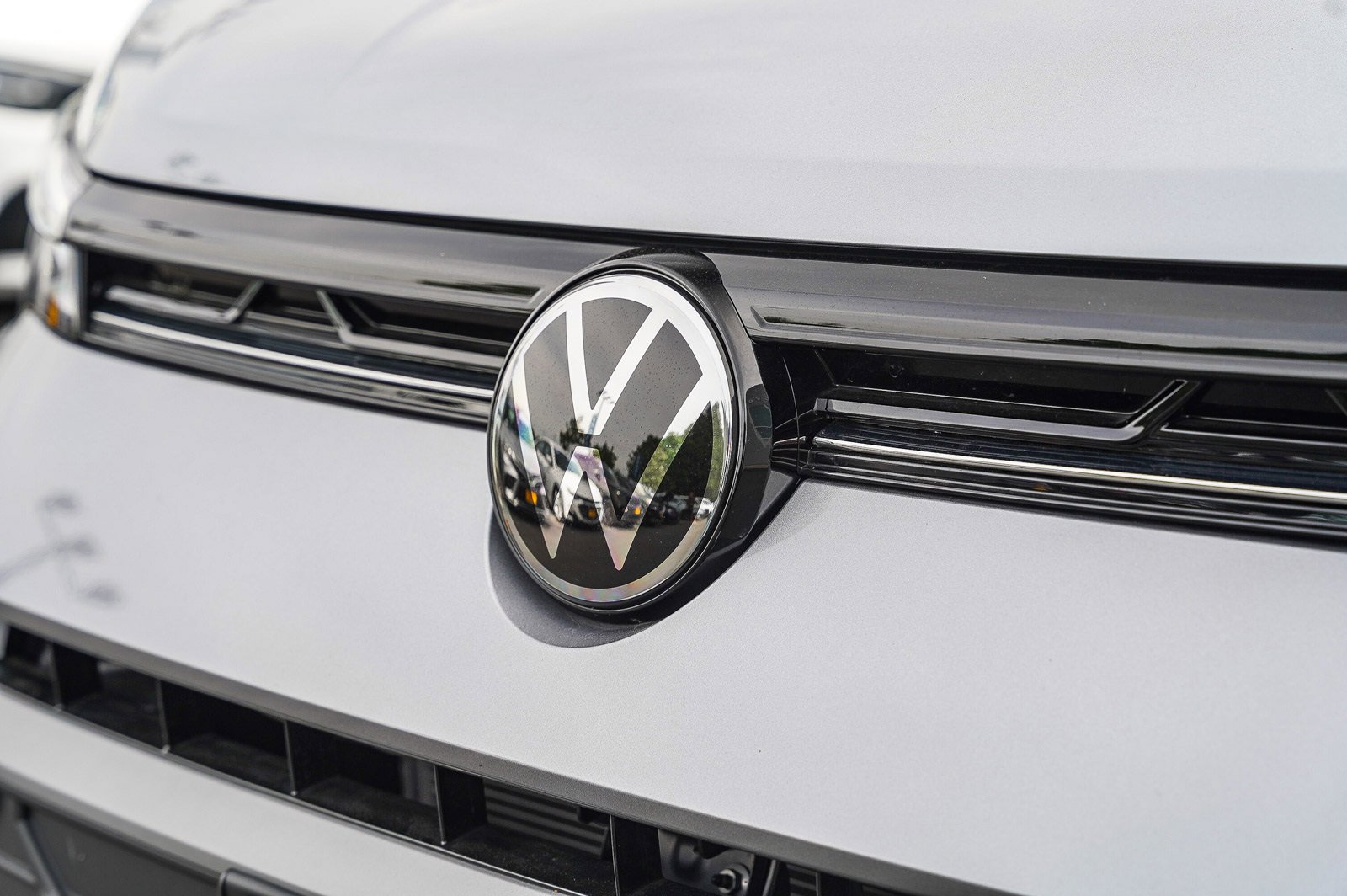 Certified 2025 Volkswagen Taos SE image 3