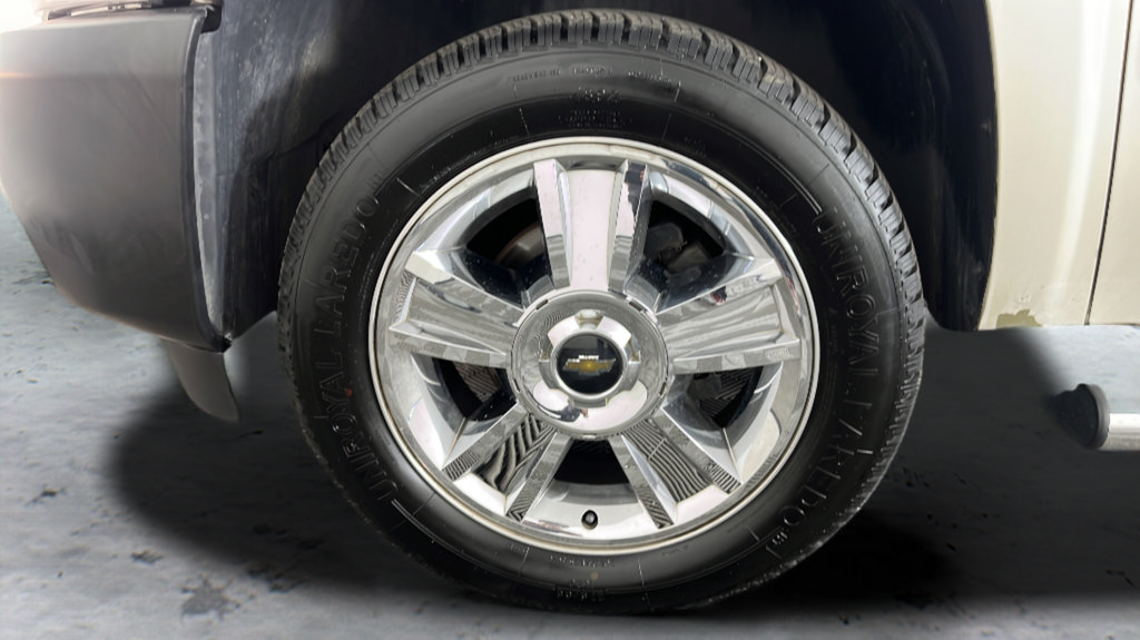 Used 2013 Chevrolet Silverado 1500 LTZ w/ LTZ White Diamond Edition AWD/4WD image 24