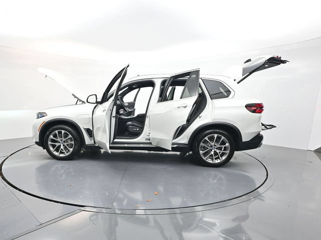 Used 2025 BMW X5 xDrive50e AWD/4WD image 45