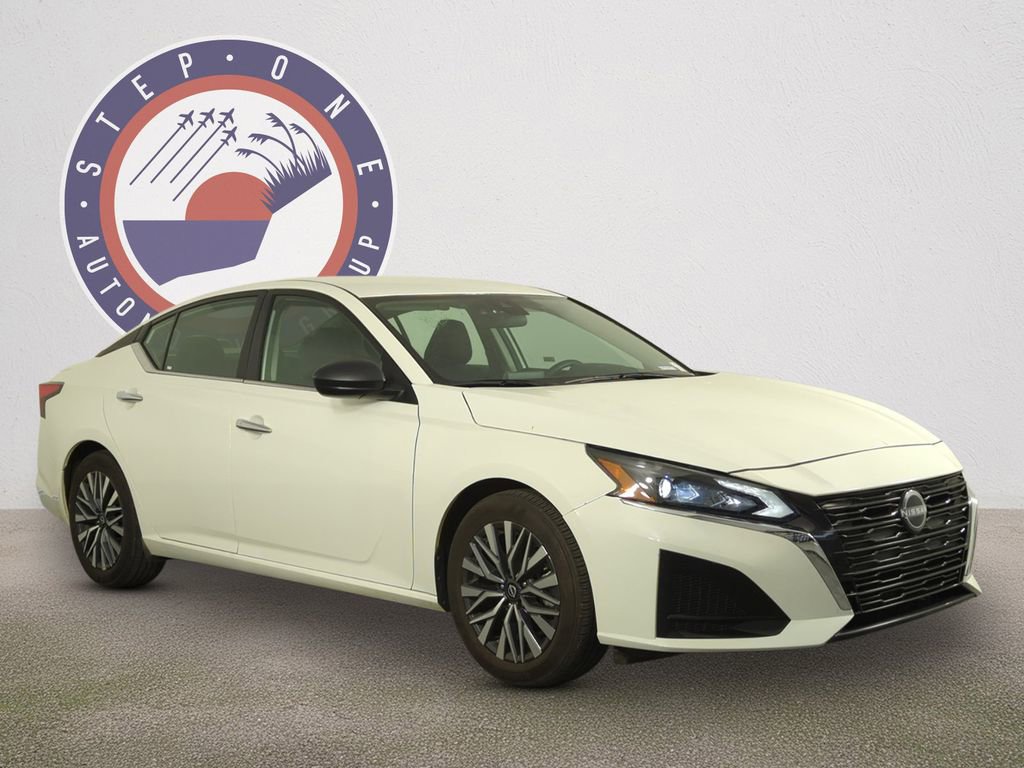 Used 2025 Nissan Altima 2.5 SV image 2