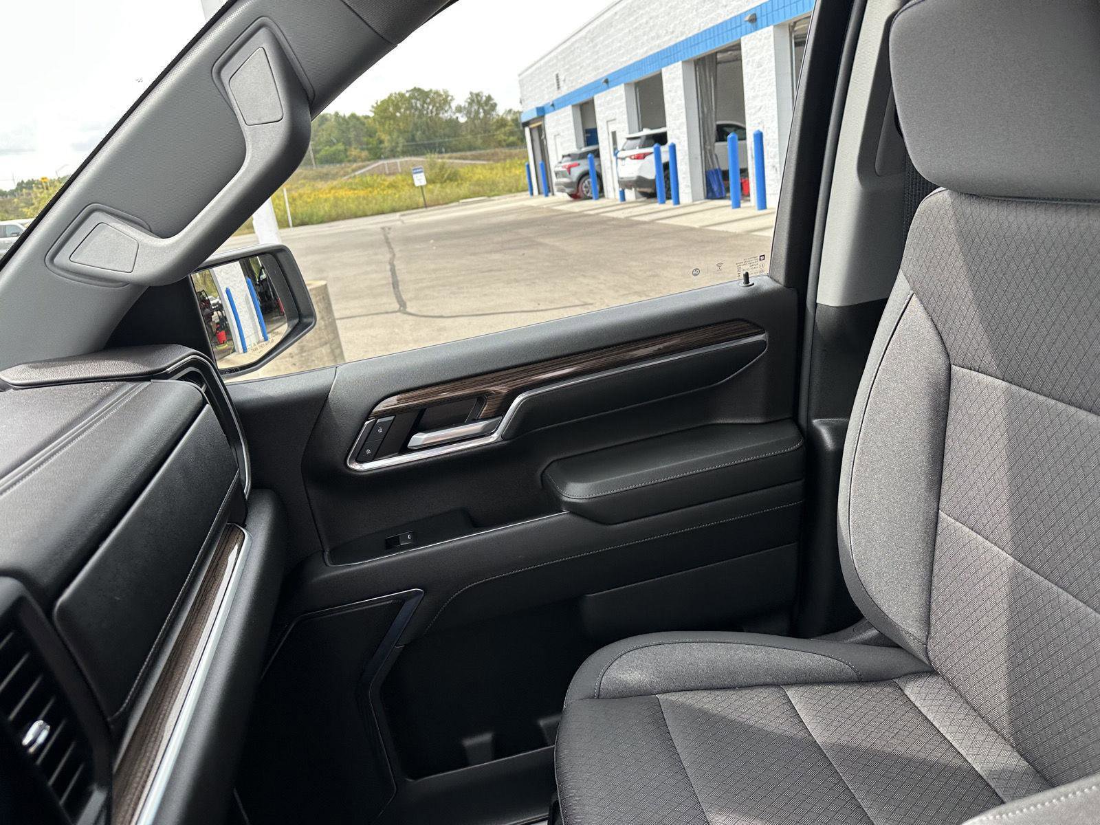 Used 2024 Chevrolet Silverado 1500 LT image 33