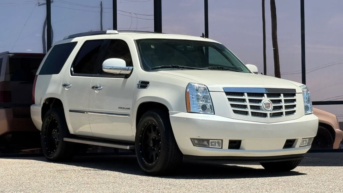 Used 2014 Cadillac Escalade Luxury AWD/4WD image 17