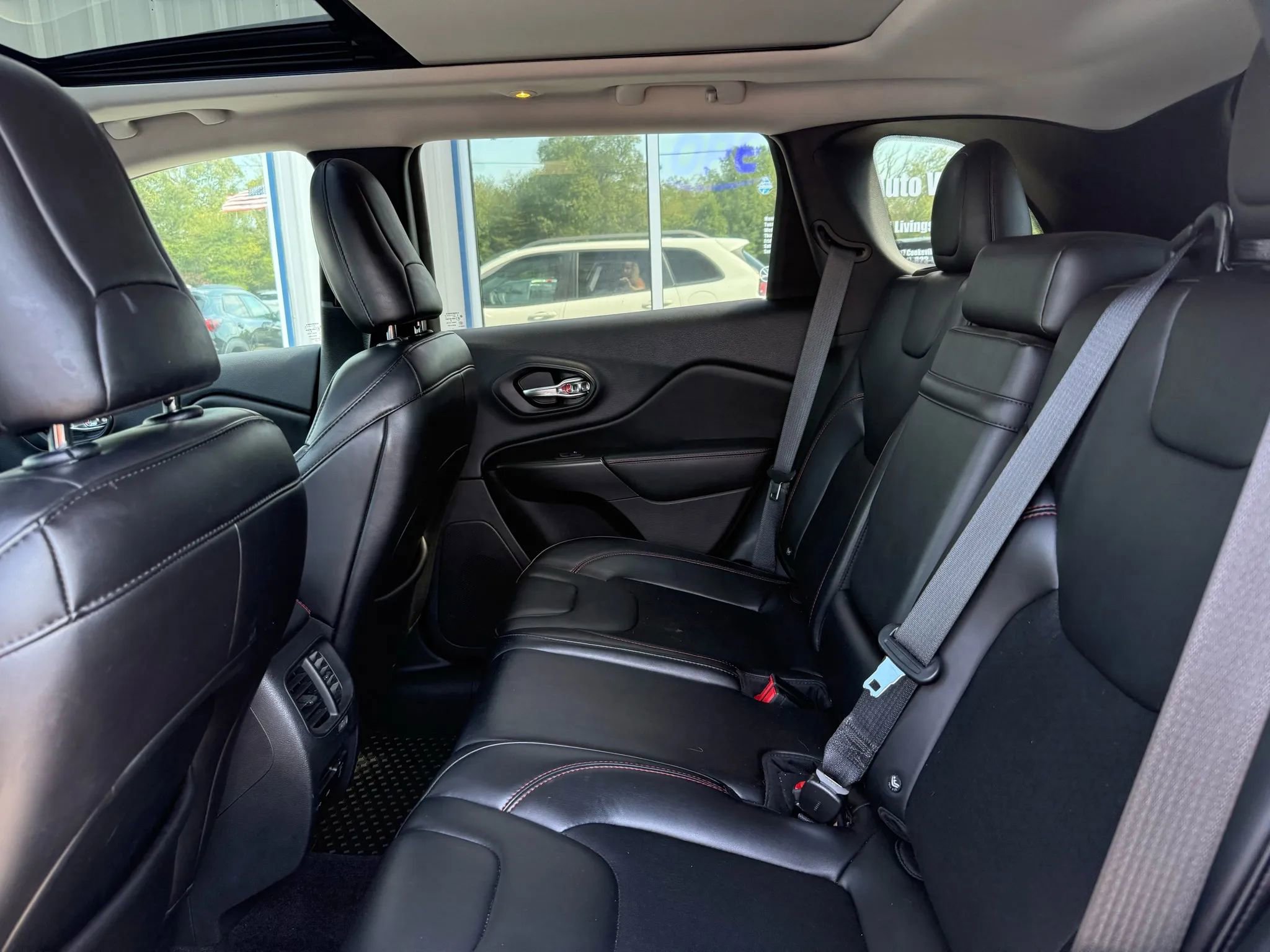 Used 2019 Jeep Cherokee Trailhawk w/ Comfort/Convenience Group image 5