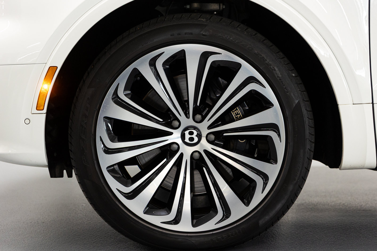 Used 2023 Bentley Bentayga AWD/4WD image 17