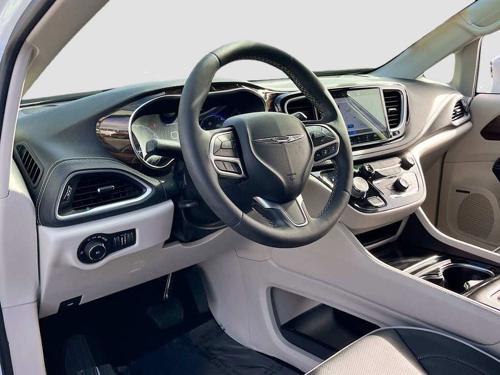 Certified 2022 Chrysler Pacifica Limited image 9