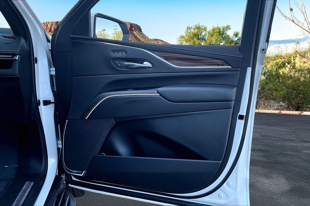 Used 2022 Cadillac Escalade Premium Luxury AWD/4WD image 27