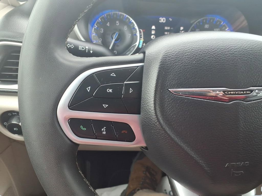 Used 2023 Chrysler Pacifica Touring-L image 15