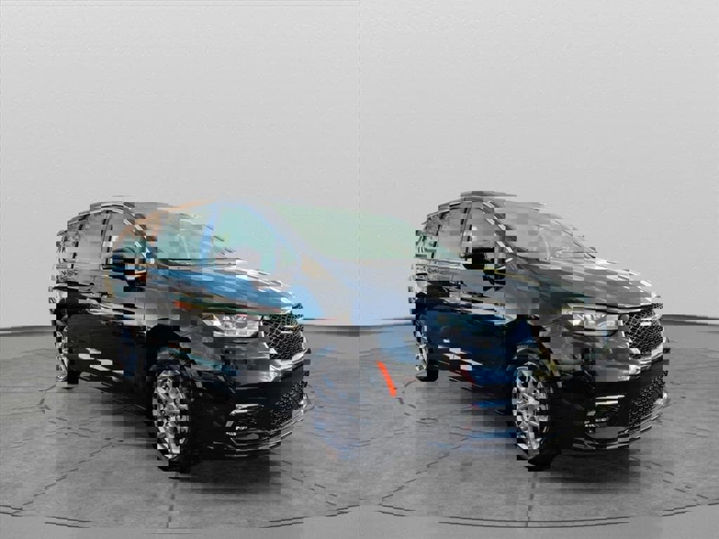 Used 2024 Chrysler Pacifica Touring-L image 3