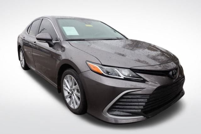 Used 2024 Toyota Camry LE image 2