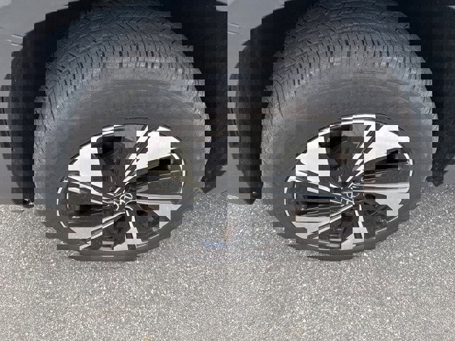 Certified 2025 Volkswagen Taos SE w/ Panoramic Sunroof Package image 4