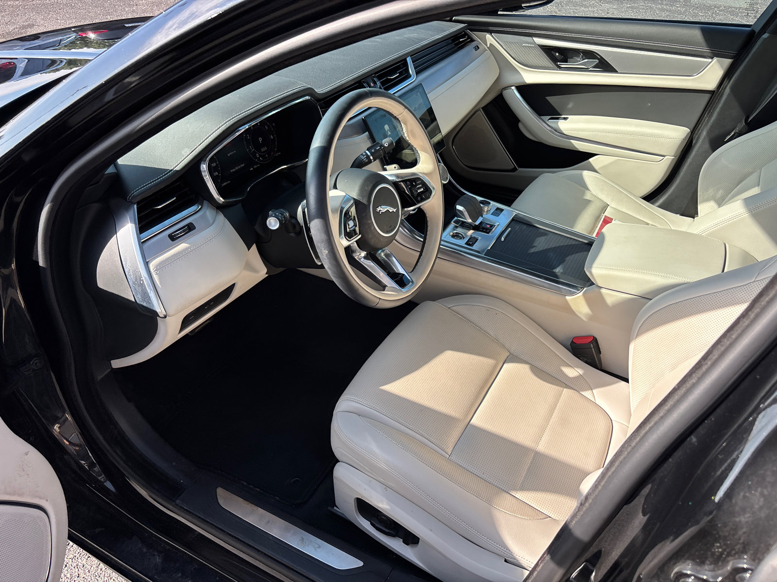 Used 2024 Jaguar XF R-Dynamic SE AWD/4WD image 22