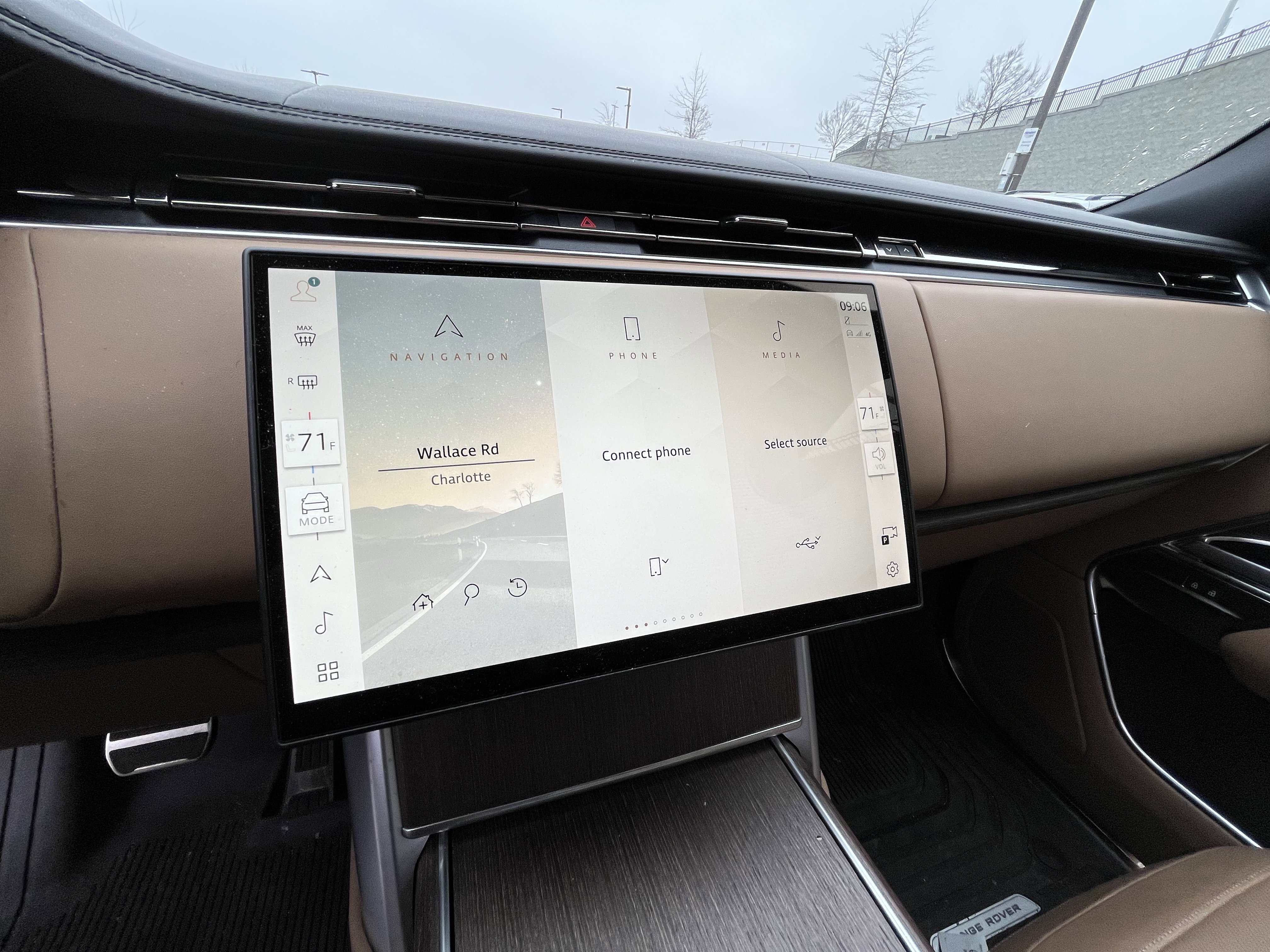 Certified 2025 Land Rover Range Rover SE image 24