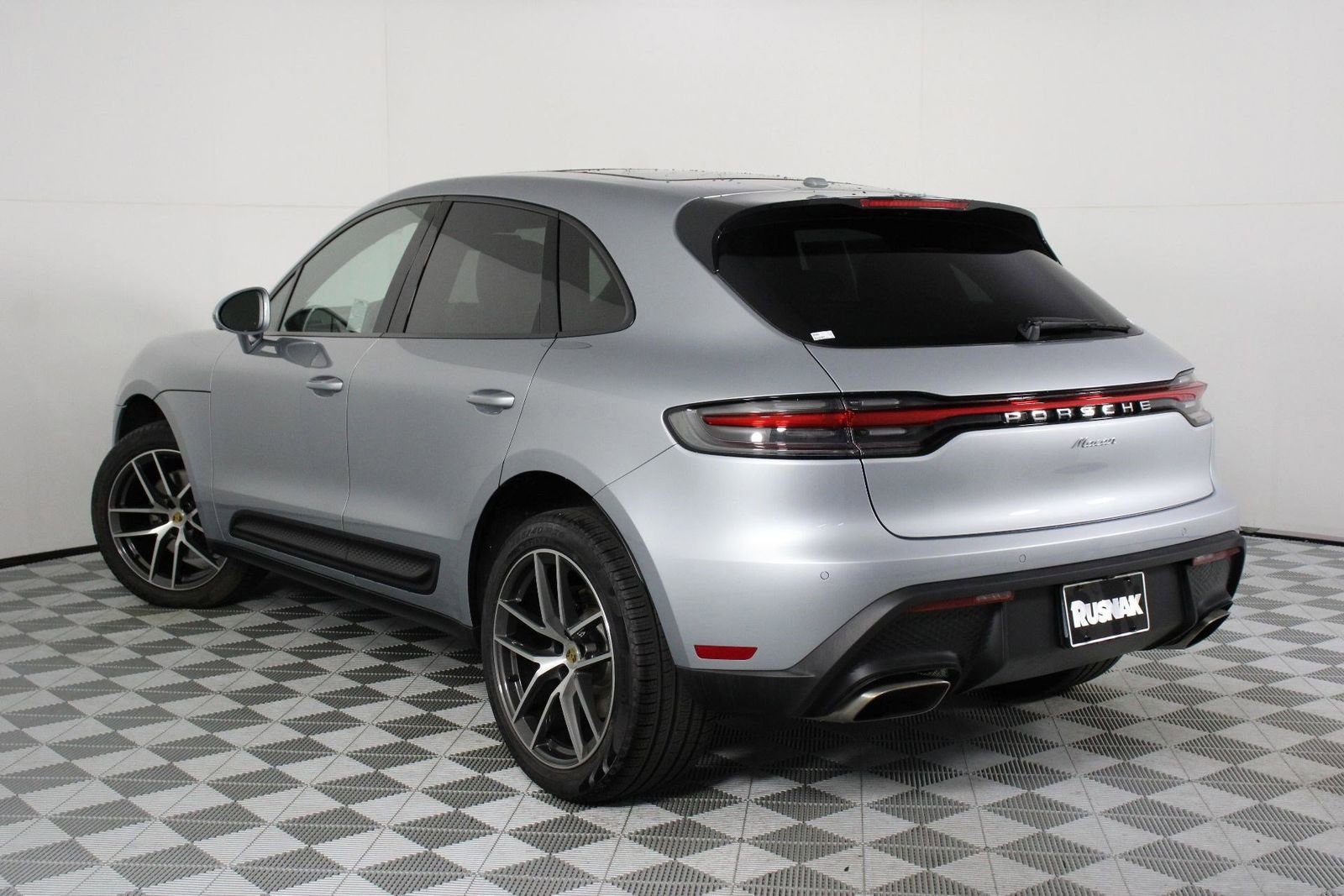 Certified 2025 Porsche Macan image 3