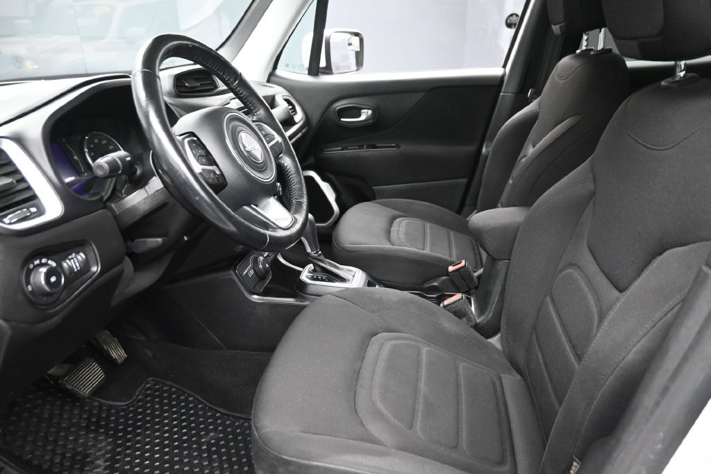Used 2018 Jeep Renegade Latitude w/ Cold Weather Group AWD/4WD image 16