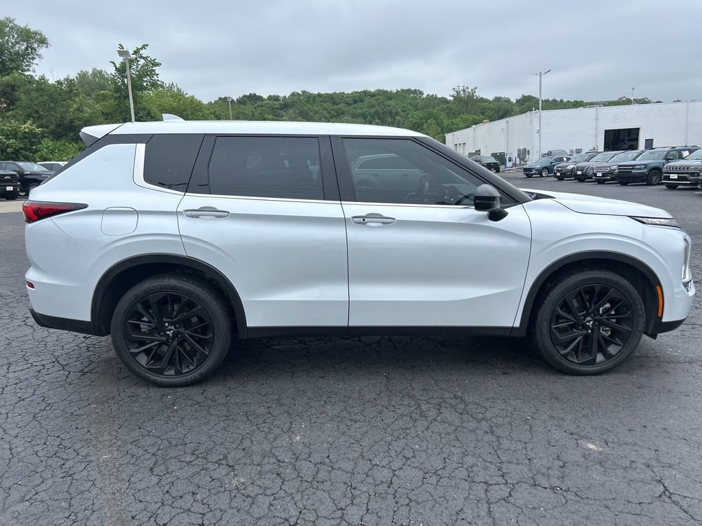 Used 2022 Mitsubishi Outlander SEL Black Edition FWD image 4