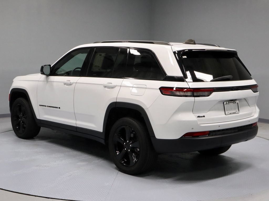 Used 2023 Jeep Grand Cherokee Altitude AWD/4WD image 10