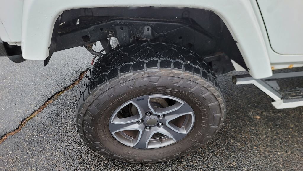 Used 2015 Jeep Wrangler Unlimited Sahara image 13