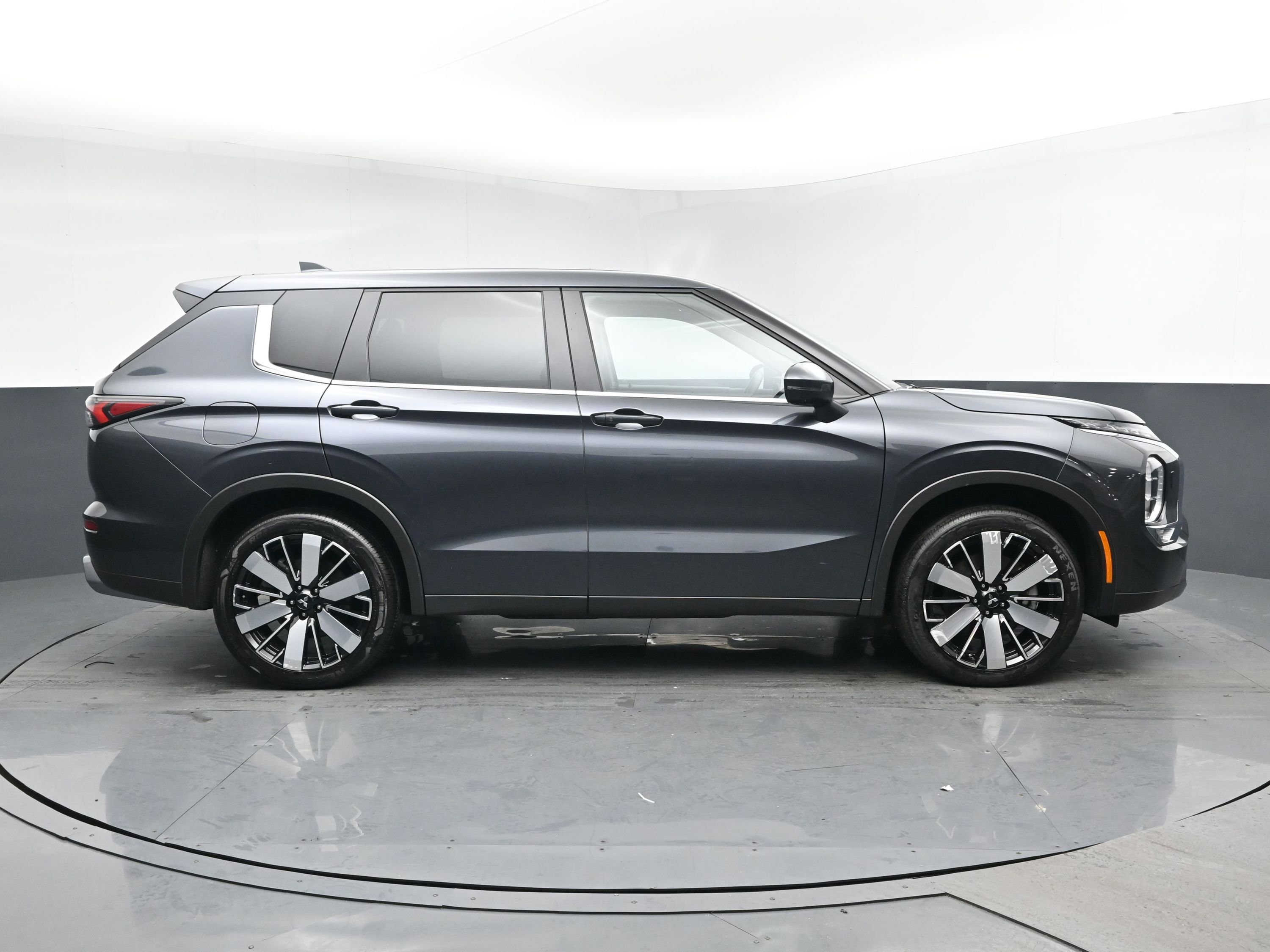 Used 2025 Mitsubishi Outlander AWD image 3