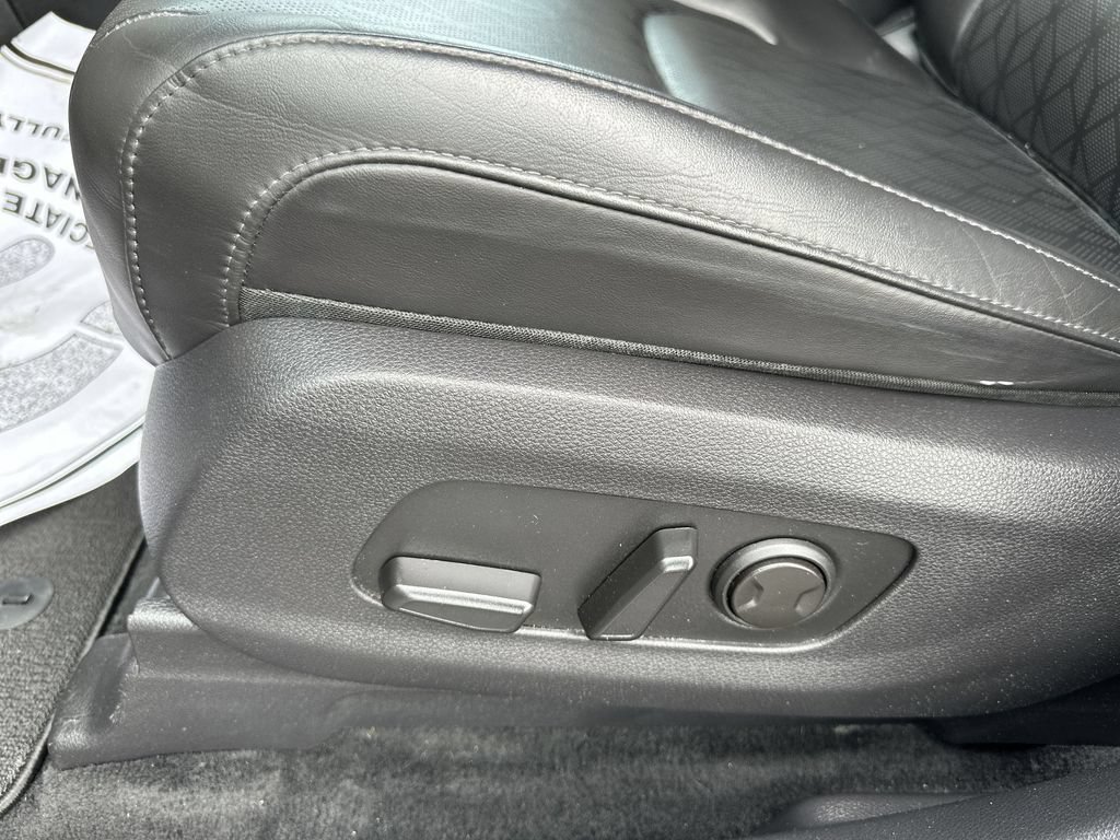 Used 2024 Kia Carnival EX FWD image 18