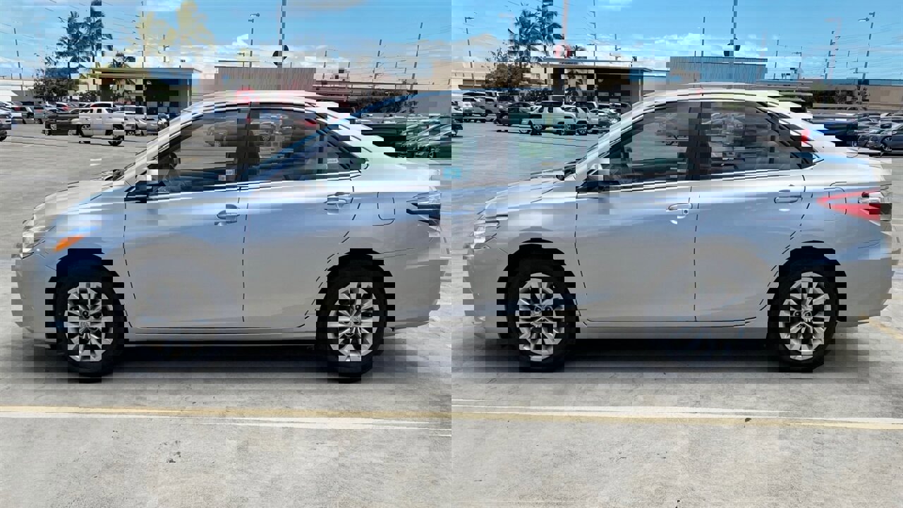 Used 2017 Toyota Camry LE image 3