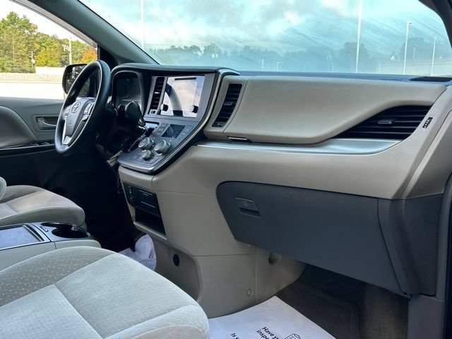 Used 2015 Toyota Sienna LE FWD image 28