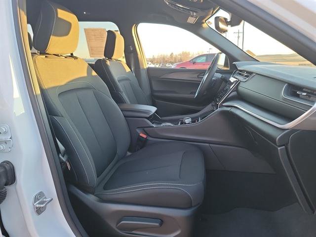 Used 2024 Jeep Grand Cherokee Laredo image 23