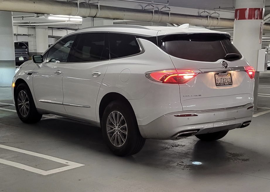 Used 2024 Buick Enclave Essence image 3