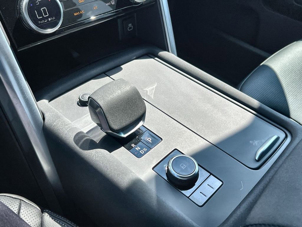 Used 2025 Land Rover Discovery S image 28