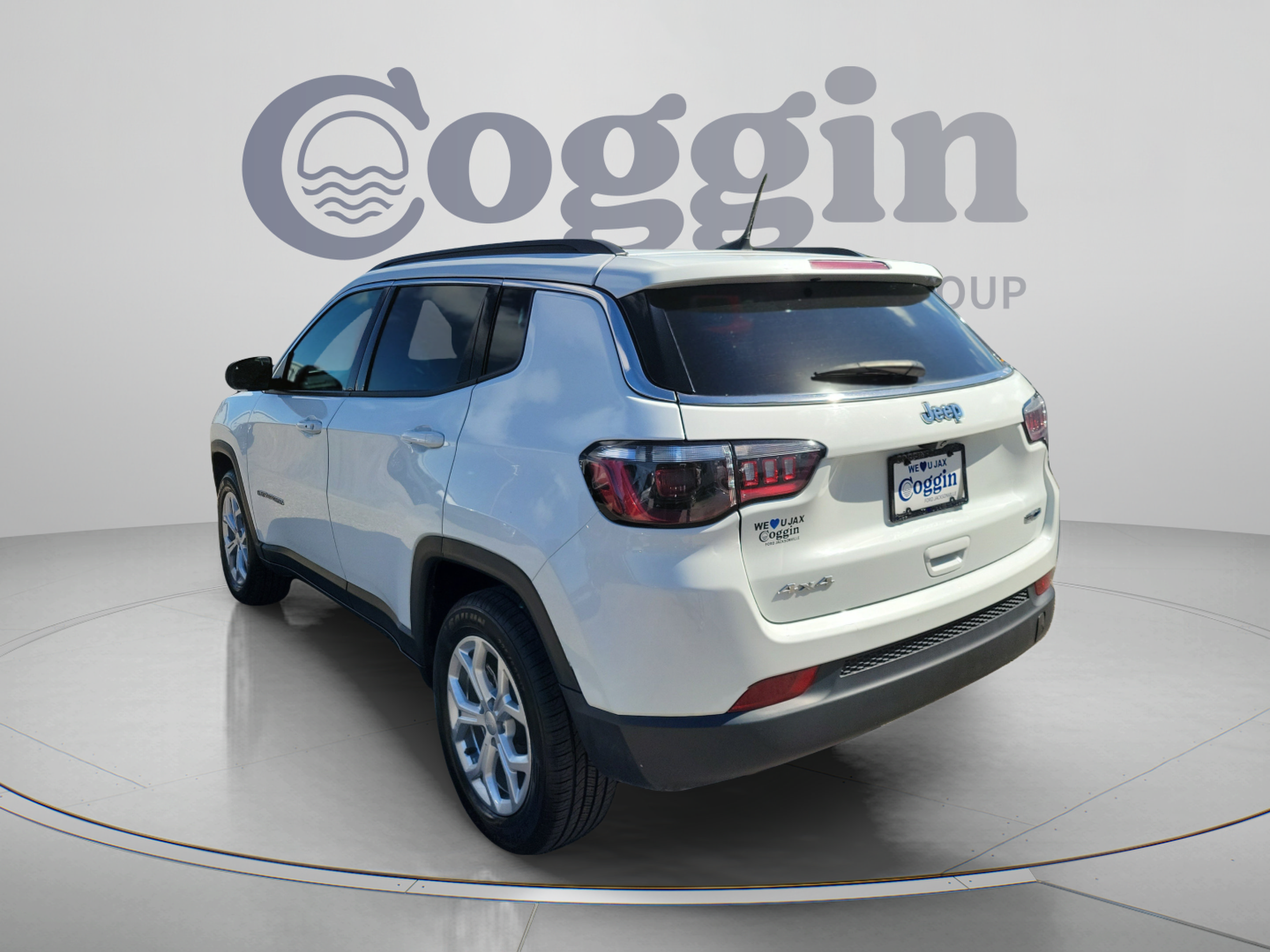 Used 2024 Jeep Compass Latitude AWD/4WD image 2