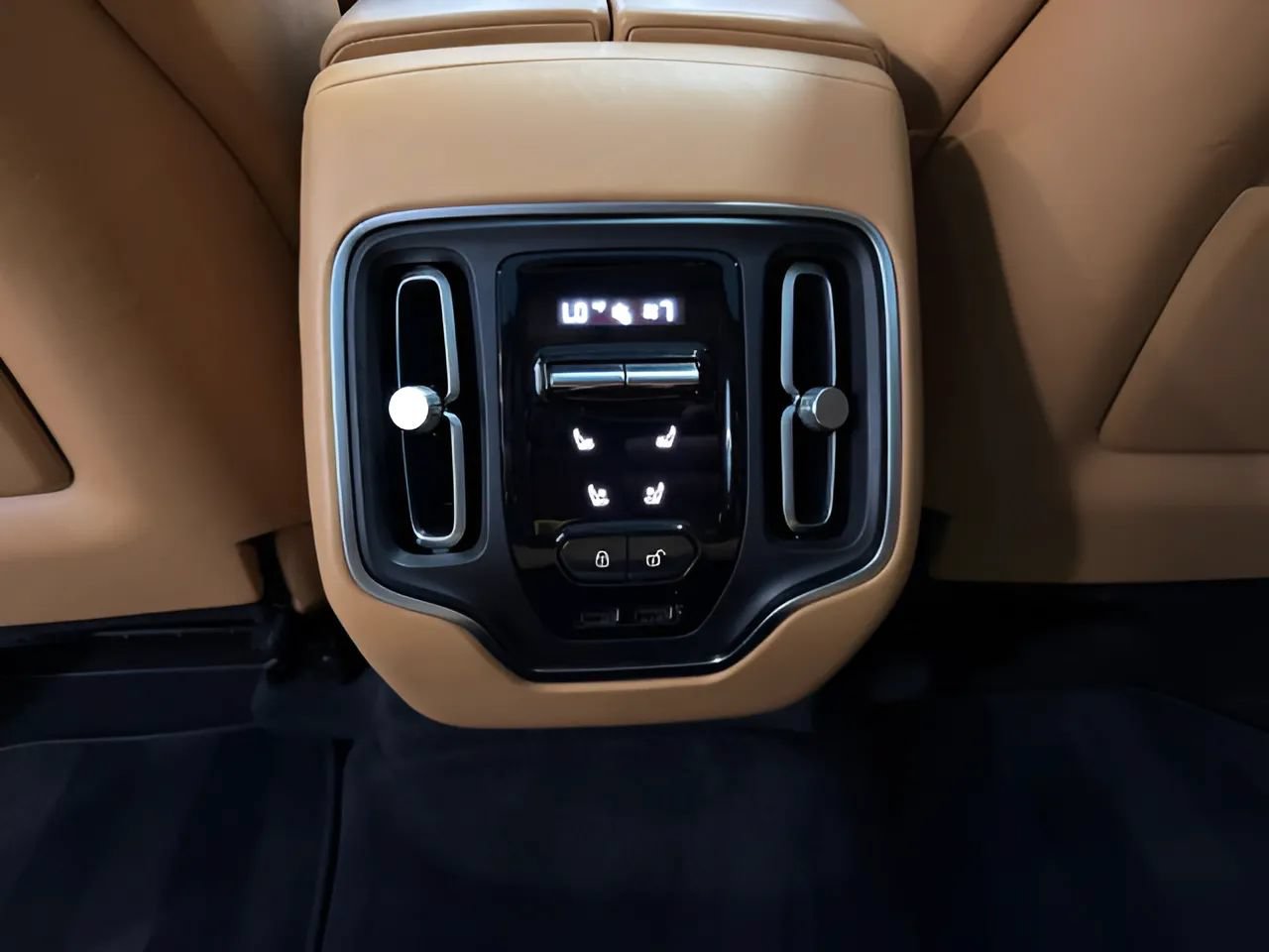 Used 2021 Aston Martin DBX AWD/4WD image 18