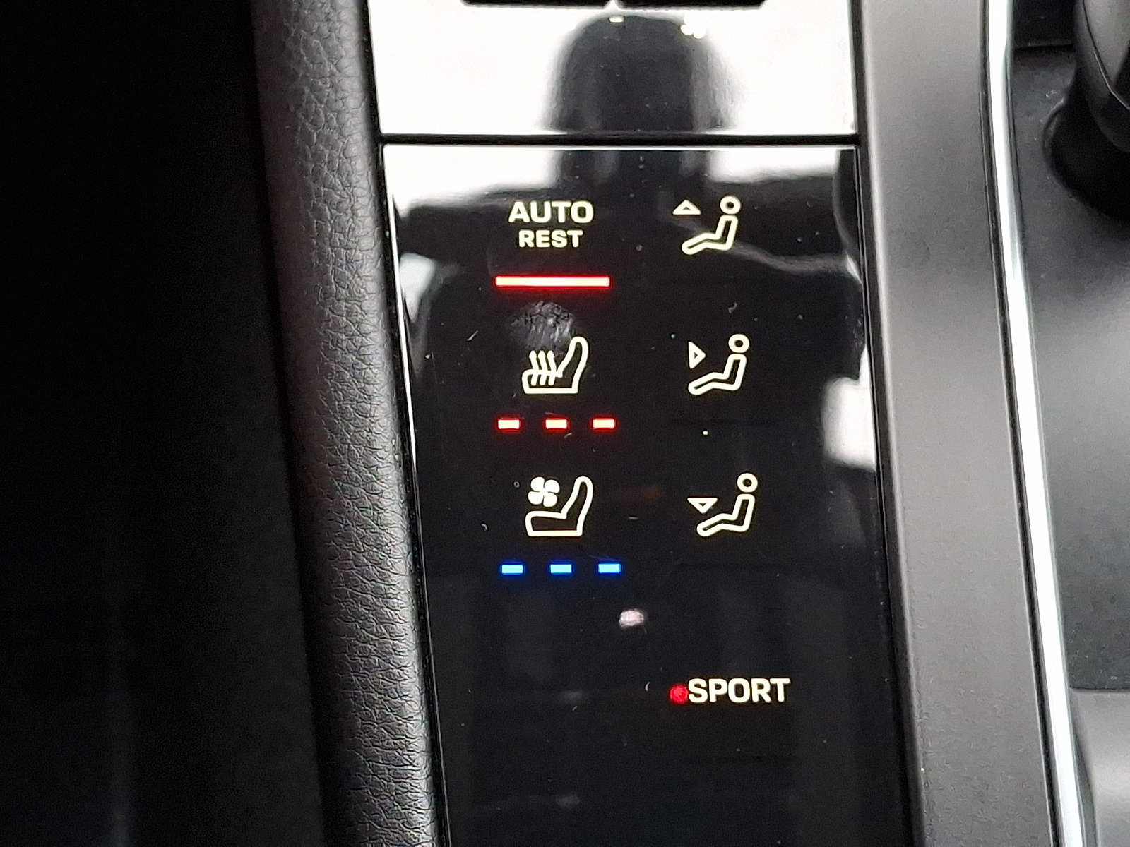 Certified 2025 Porsche Macan AWD/4WD image 27