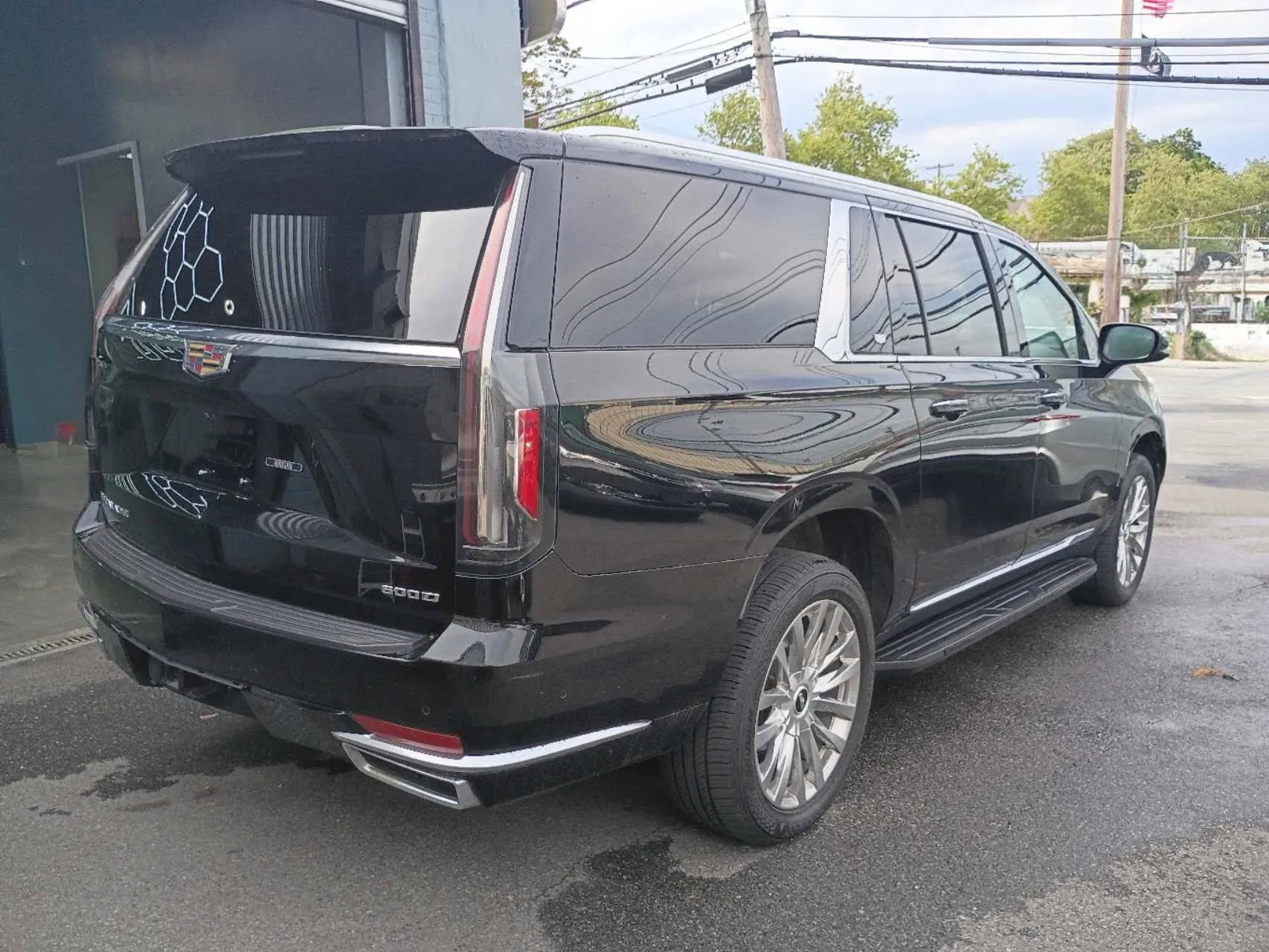 Used 2023 Cadillac Escalade ESV Premium Luxury AWD/4WD image 5