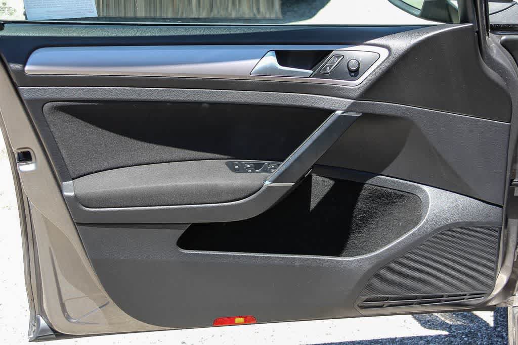 Used 2015 Volkswagen e-Golf Limited Edition FWD image 21