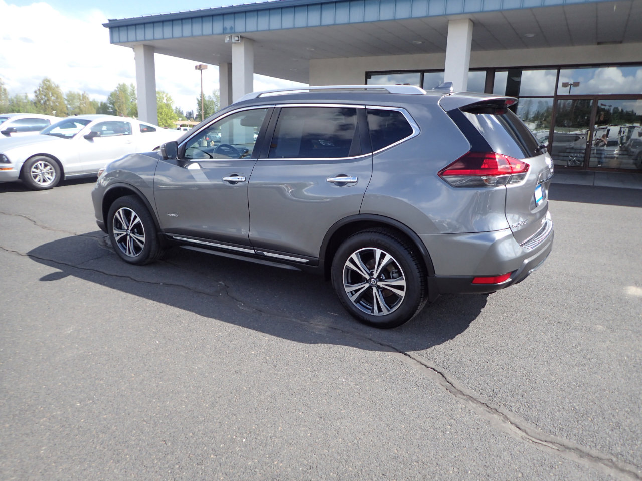 Used 2018 Nissan Rogue SL w/ Premium Package image 3