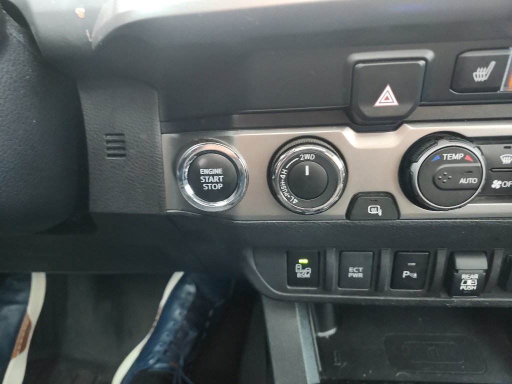 Used 2022 Toyota Tacoma Limited AWD/4WD image 31