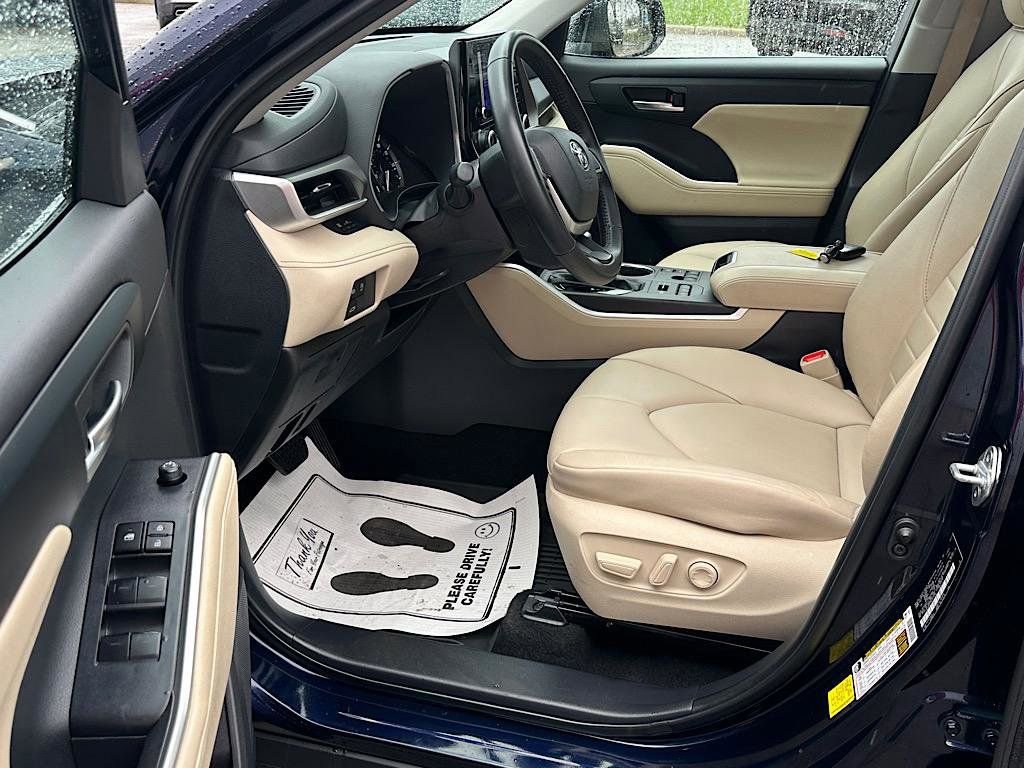 Certified 2024 Toyota Highlander XLE image 13