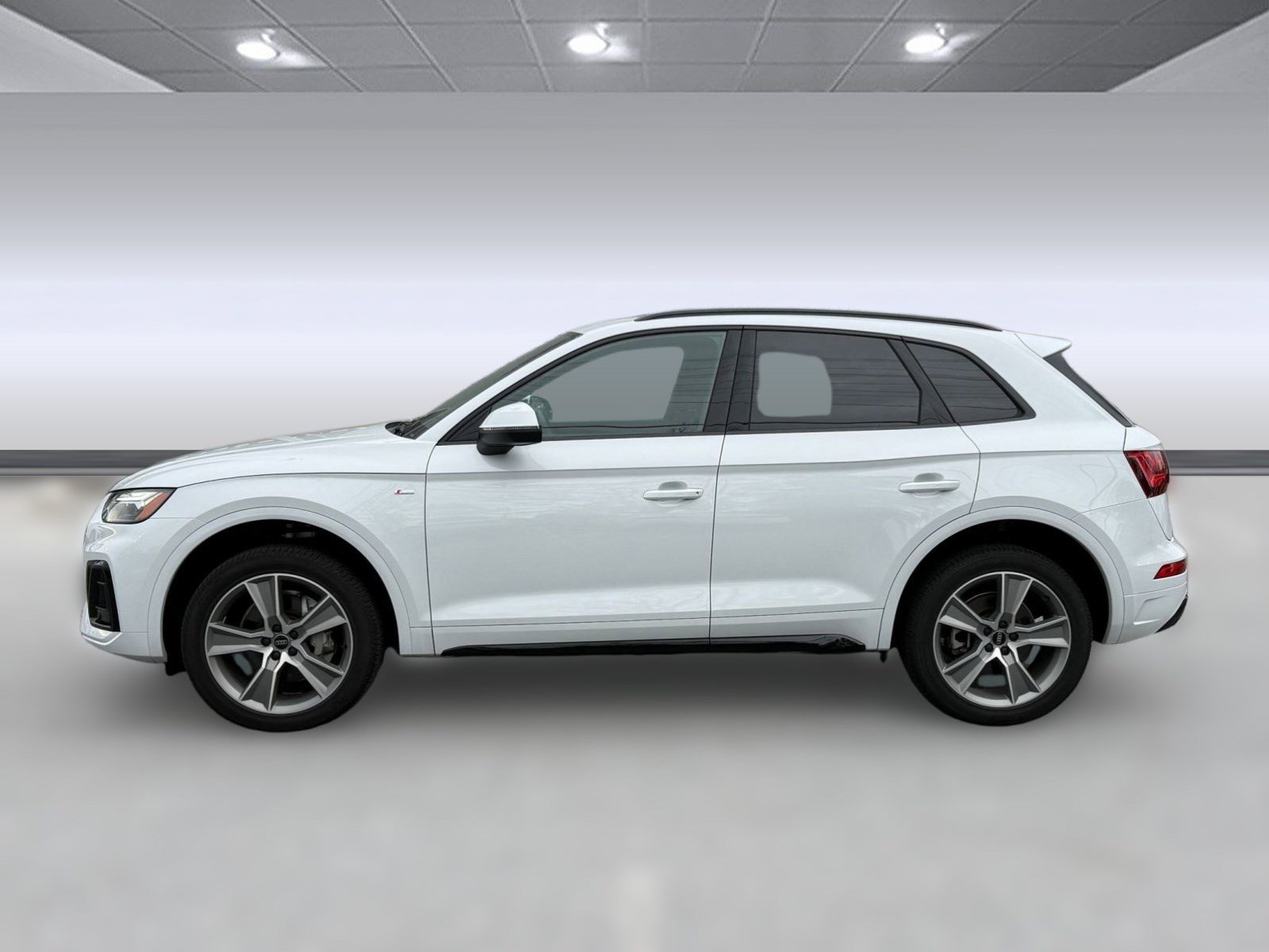 Certified 2025 Audi Q5 2.0T Premium w/ Convenience Plus Package image 2