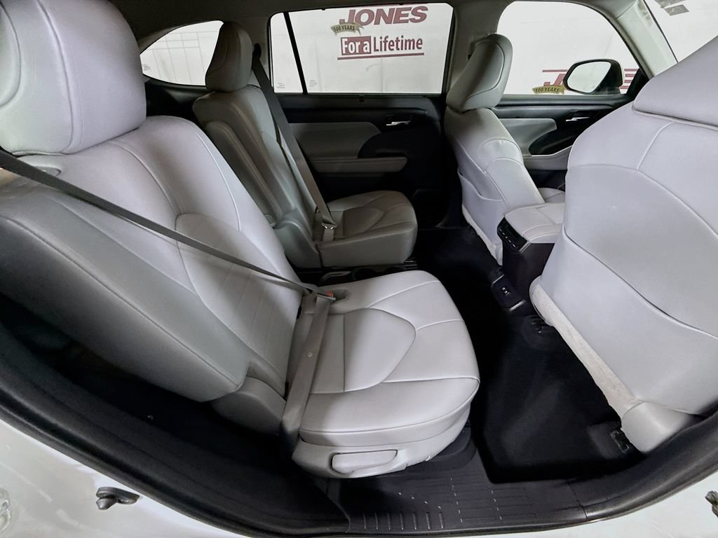 Certified 2021 Toyota Highlander XLE AWD/4WD image 33