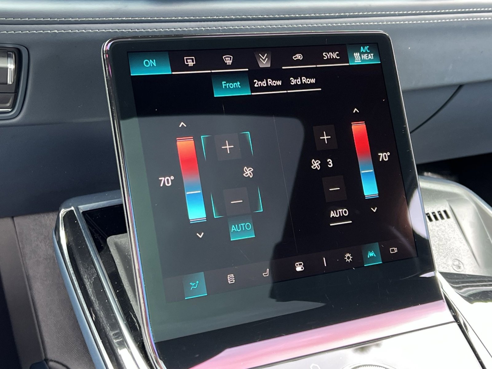 Used 2025 Cadillac Escalade IQ Sport 2 w/ LPO, ONYX Package image 19