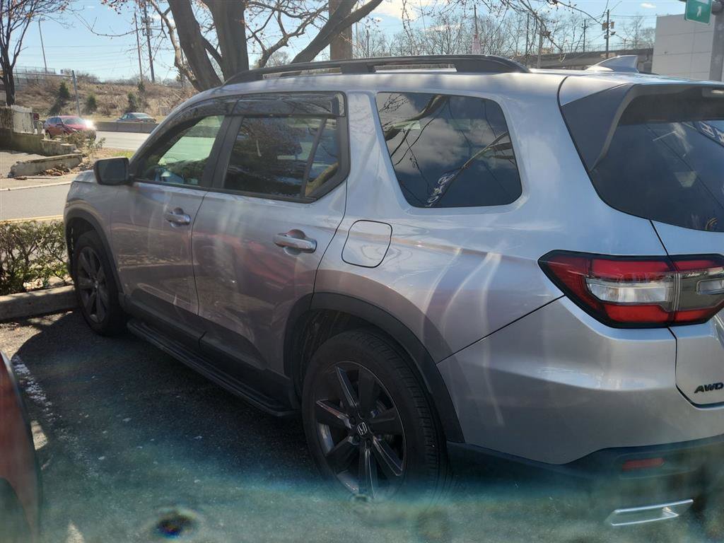 Used 2023 Honda Pilot Sport image 2