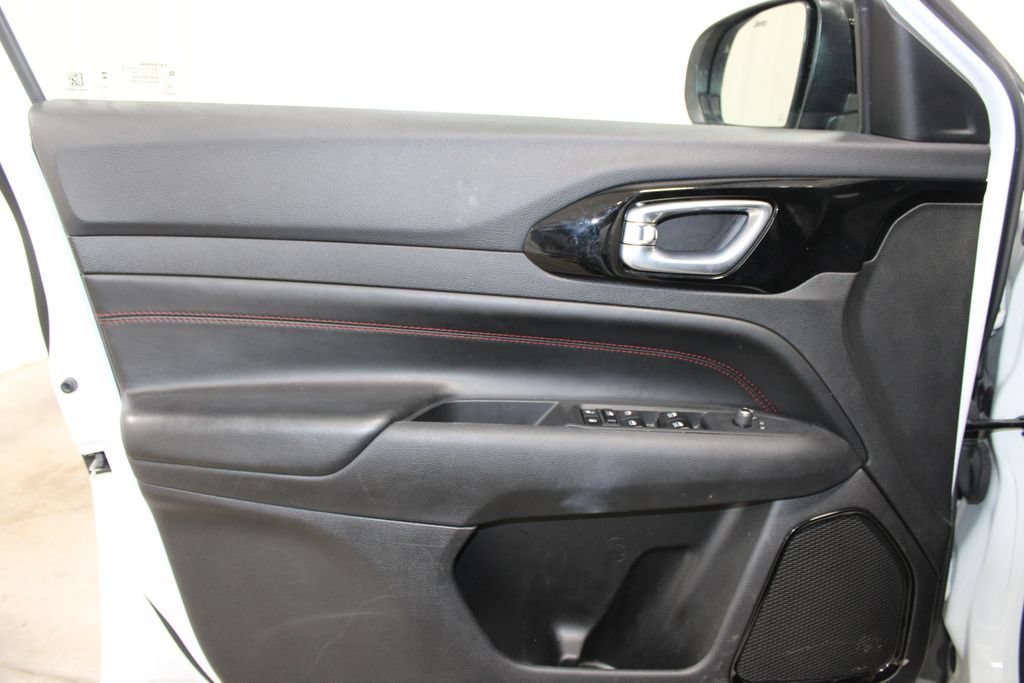 Used 2025 Jeep Compass Trailhawk AWD/4WD image 21