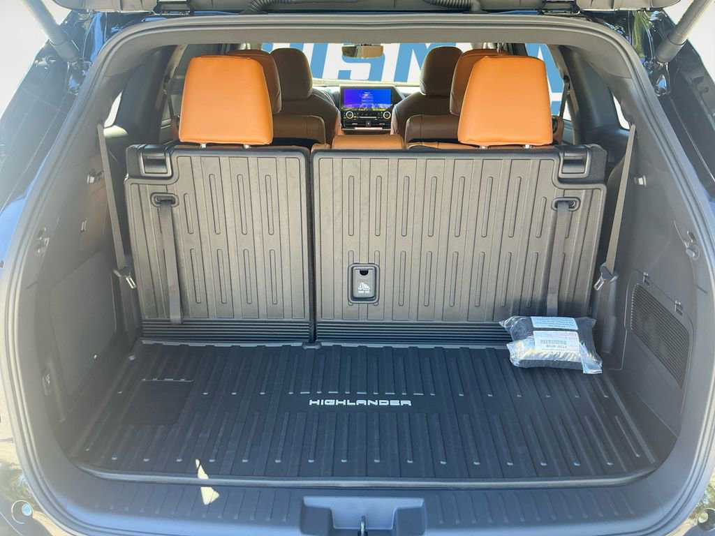 New 2025 Toyota Highlander Platinum image 17