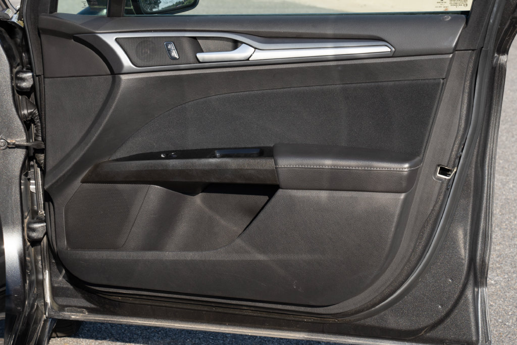 Used 2016 Ford Fusion SE FWD image 12