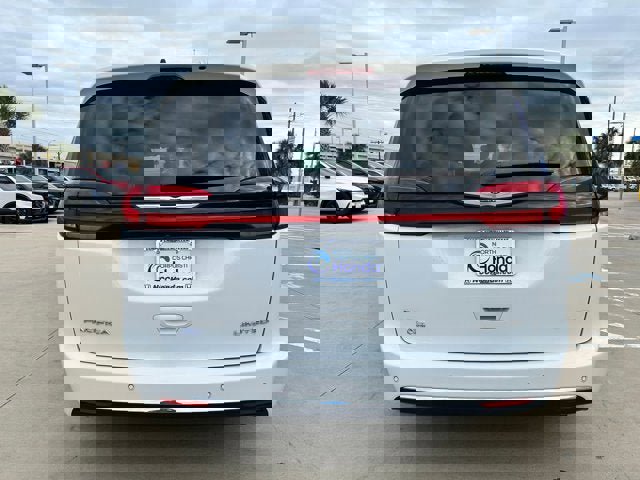Used 2024 Chrysler Pacifica Limited w/ Uconnect Theater Family Group image 5