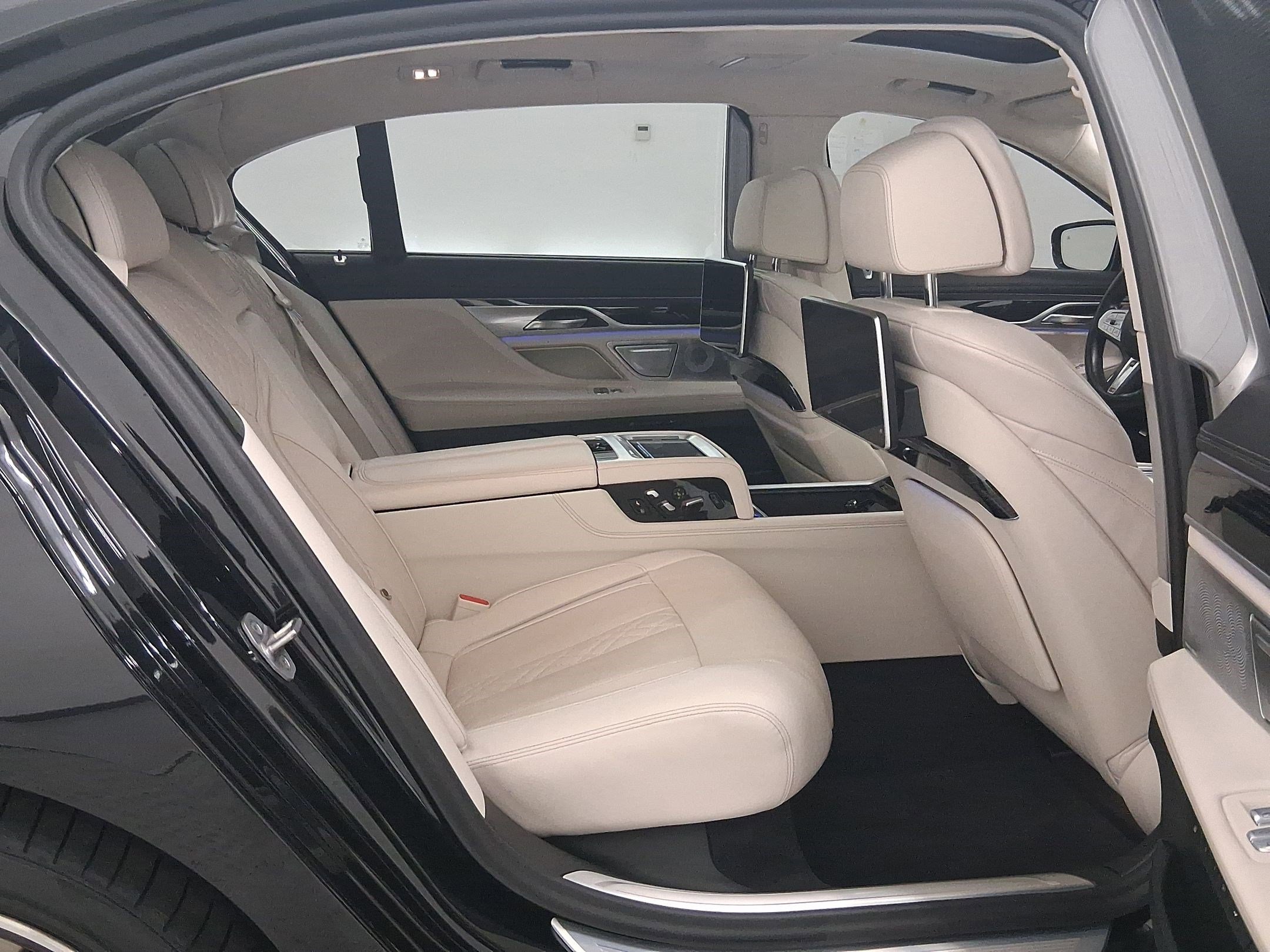 Certified 2022 BMW M760i xDrive image 33